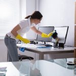 Jak dbać o czystość sprzętu komputerowego w biurze? Praktyczny przewodnik dla firm i pracowników