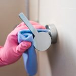 Jak zapewnić najwyższy standard higieny w toaletach biurowych?